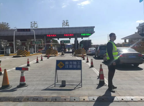 圖為南沈灶收費(fèi)站地磅升級(jí)改造現(xiàn)場(chǎng)