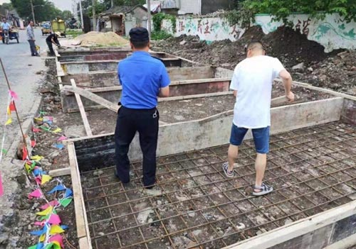 吳涇路非法占道“黑地磅”剛開(kāi)始搭建即被拆除