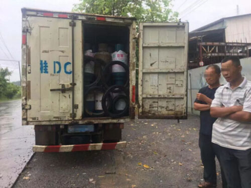 計(jì)滿12分貨車(chē)運(yùn)輸液化氣過(guò)地磅竟還超載